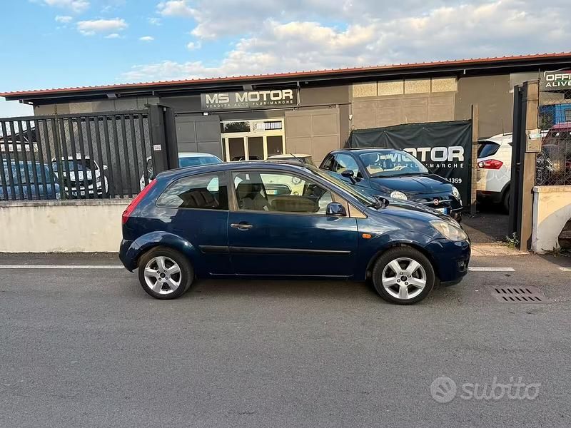 Usata Ford Fiesta 90 CV (66 kW) 2007 Blu Utilitaria