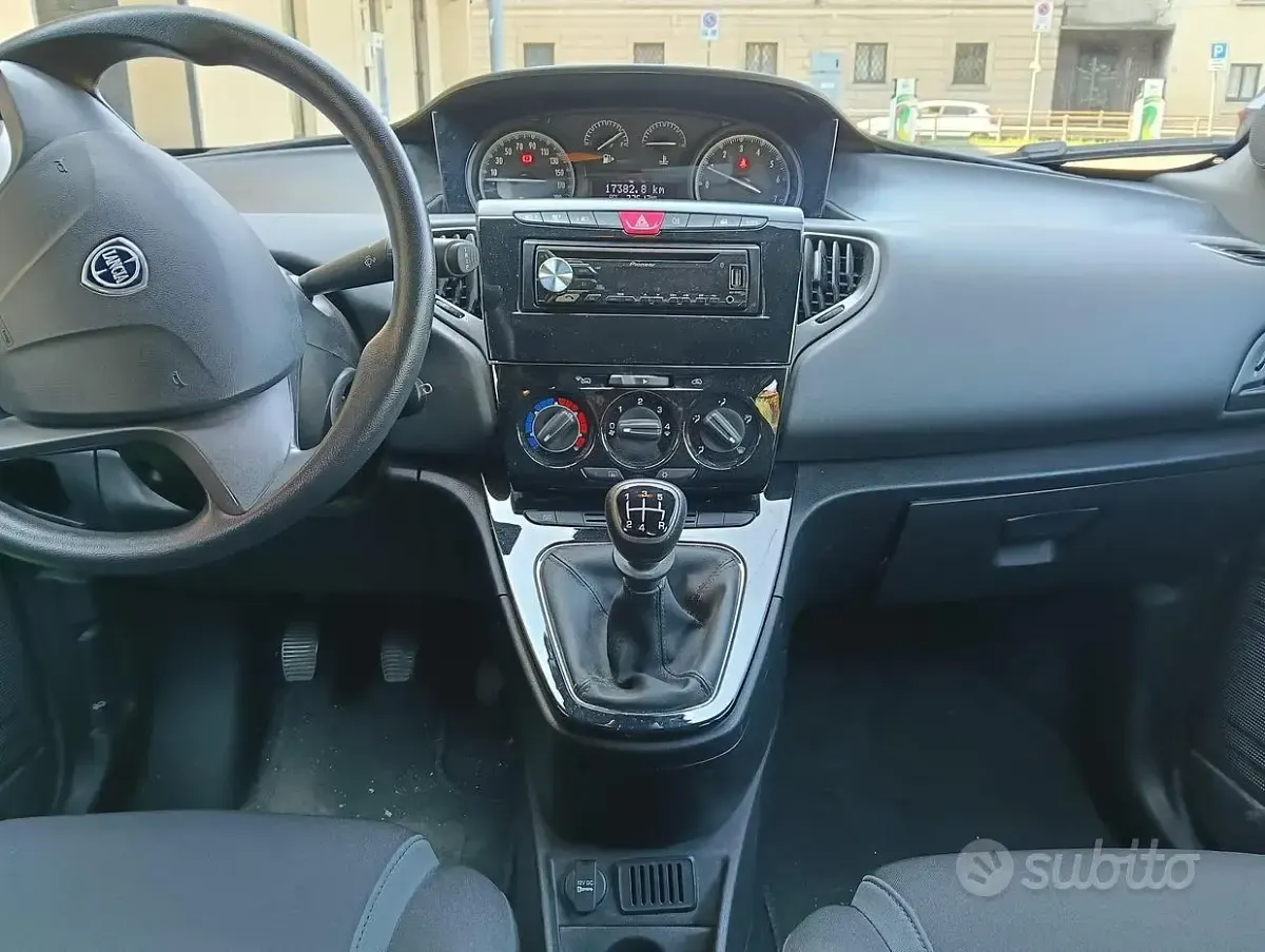 Usata Lancia Ypsilon 69 CV (50 kW) 2016 Blu Utilitaria