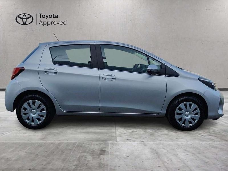 Usata Toyota Yaris Cool 69 CV (50 kW) 2015 Rargento met. Utilitaria