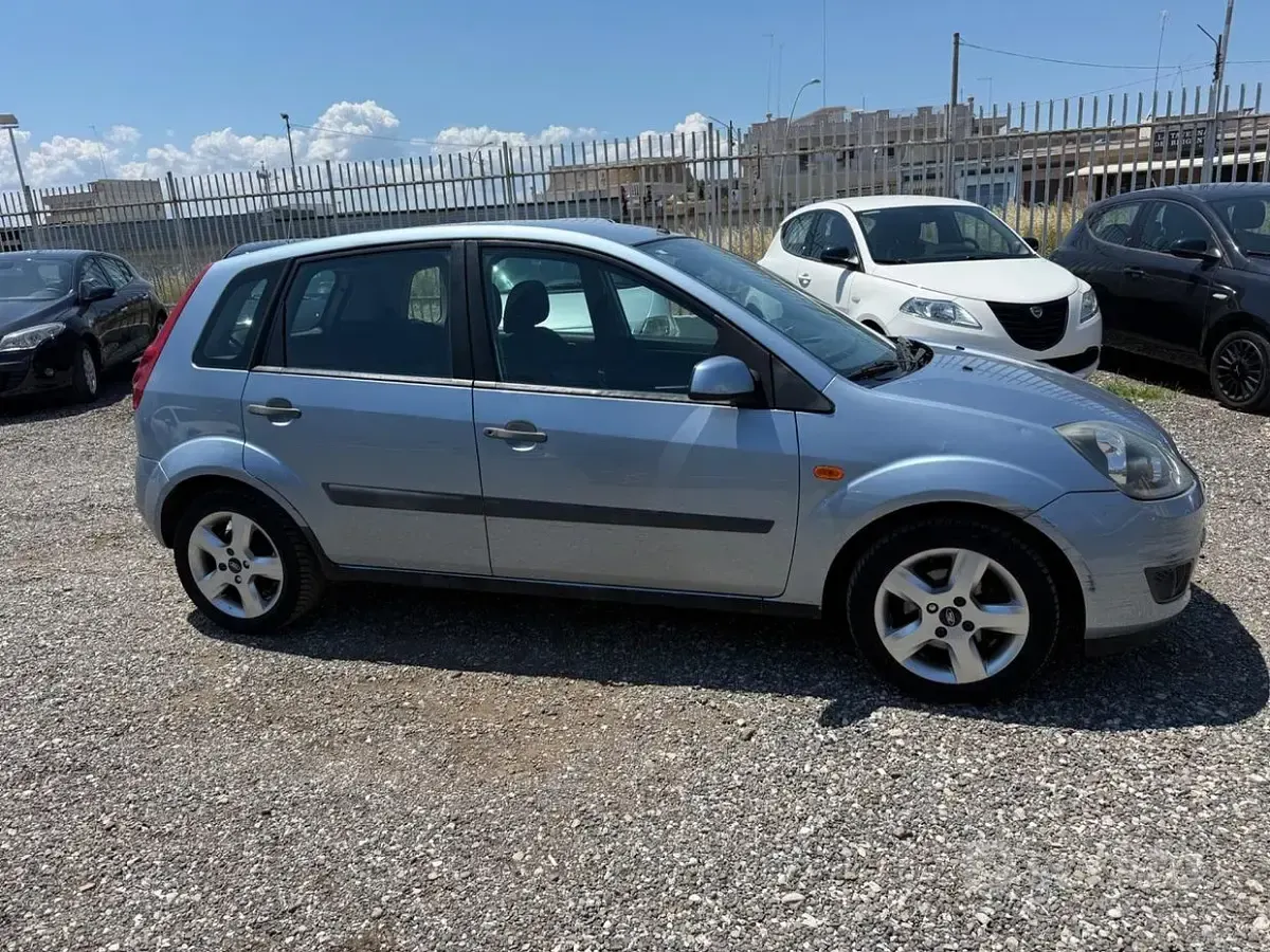 Usata Ford Fiesta 68 CV (50 kW) 2006 Blu Utilitaria