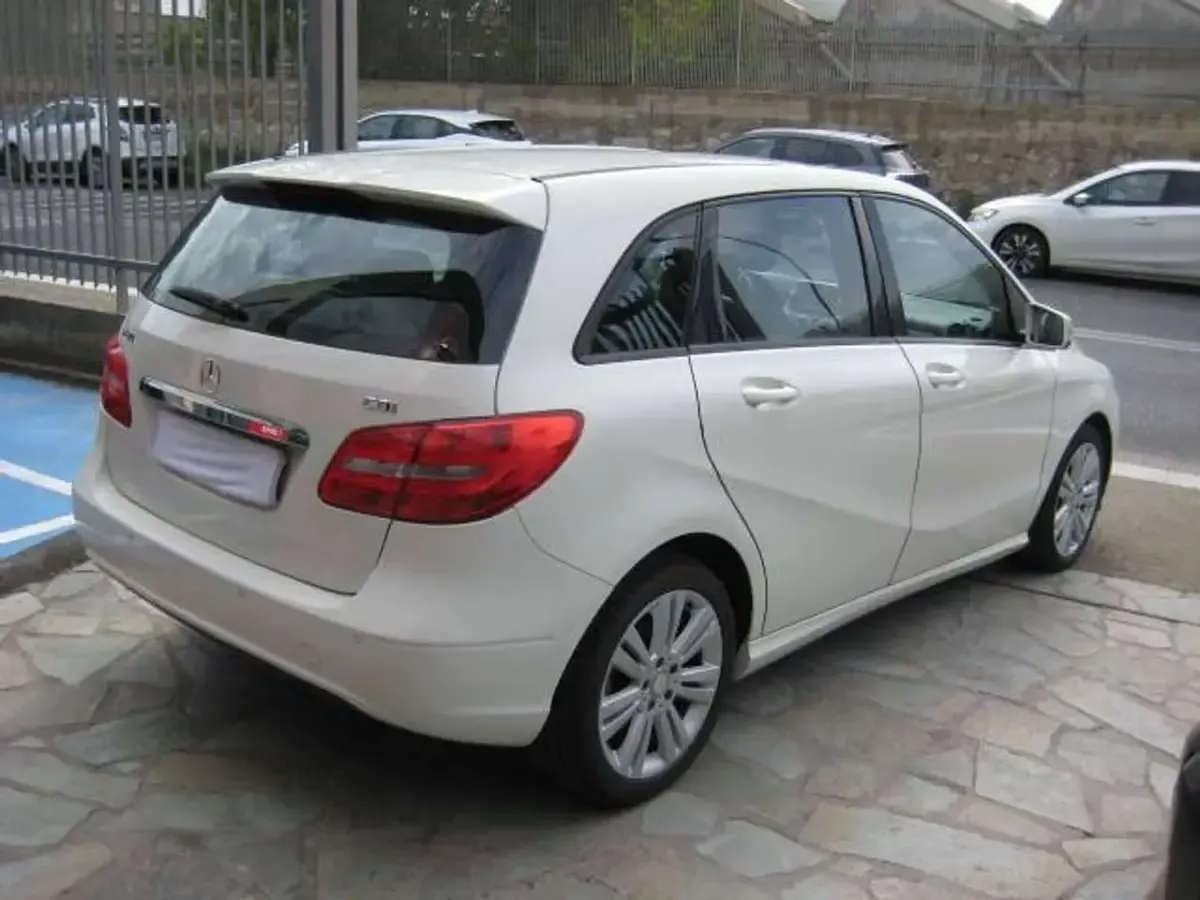 Usata Mercedes B180 Premium 109 CV (80 kW) 2014 Bianco Utilitaria