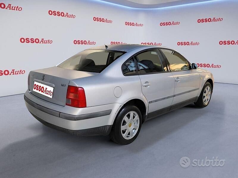 Begagnad VW Passat 150 HK (110 kW) 2000 Grå Sedan