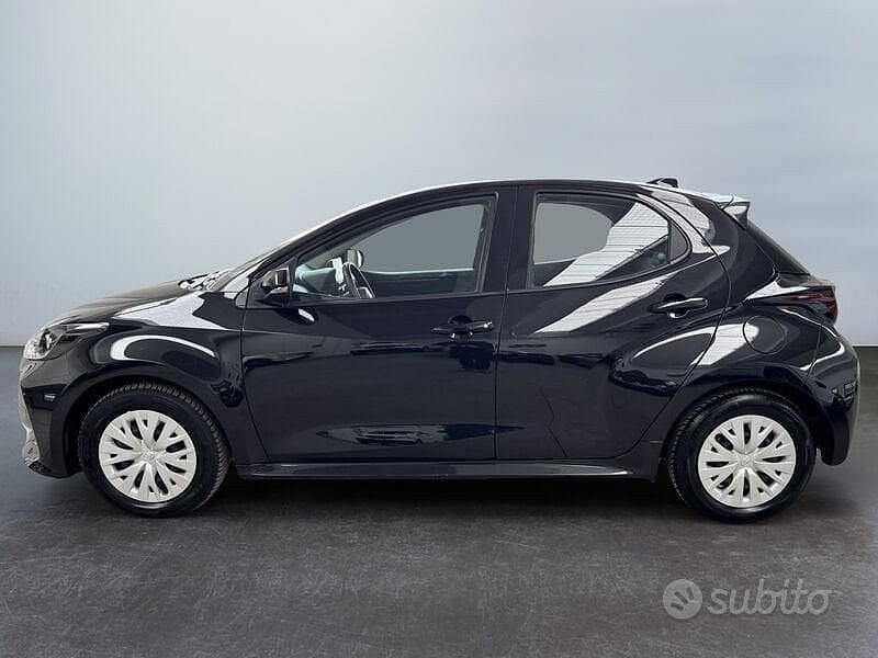 Usata Toyota Yaris Hybrid Active 116 CV (85 kW) 2022 Nero Berlina
