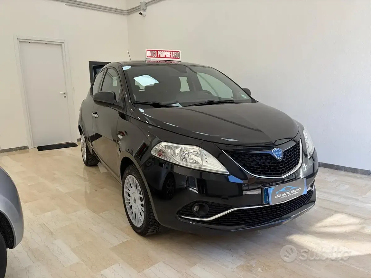 Usata Lancia Ypsilon Gold 69 CV (50 kW) 2016 Nero Utilitaria