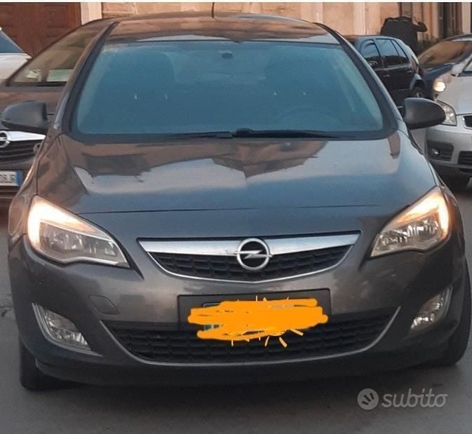 Usata Opel Astra 110 CV (80 kW) 2012 Berlina