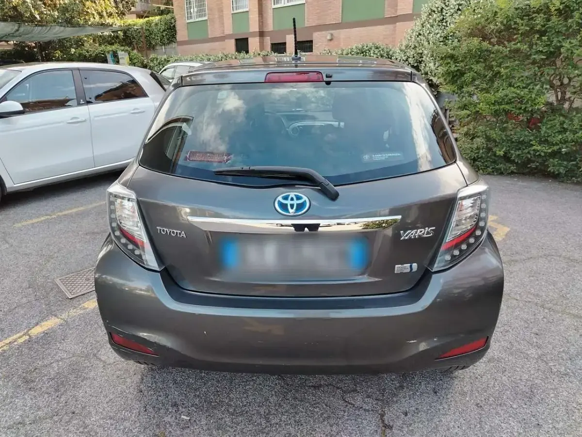 Usata Toyota Yaris Hybrid Lounge 75 CV (55 kW) 2014 Grigio Berlina