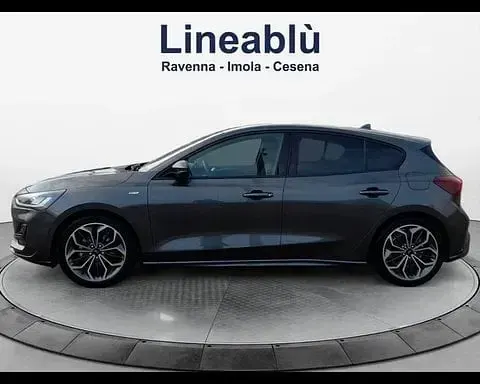 Käytetty Ford Focus ST-Line X 125 HP (91 kW) 2024 Harmaa Sedan