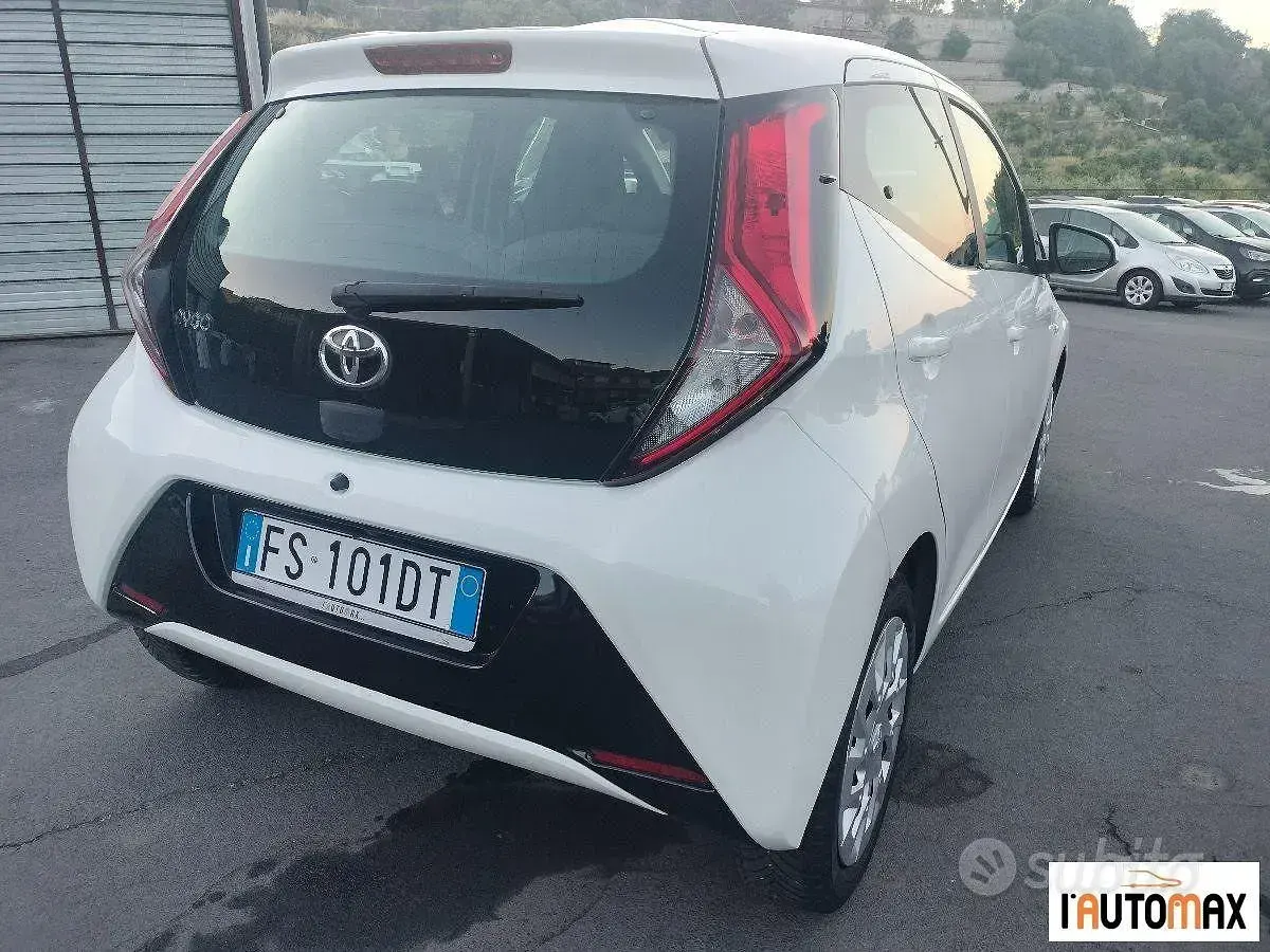 Usata Toyota Aygo Cool 72 CV (52 kW) 2018 Bianco Utilitaria