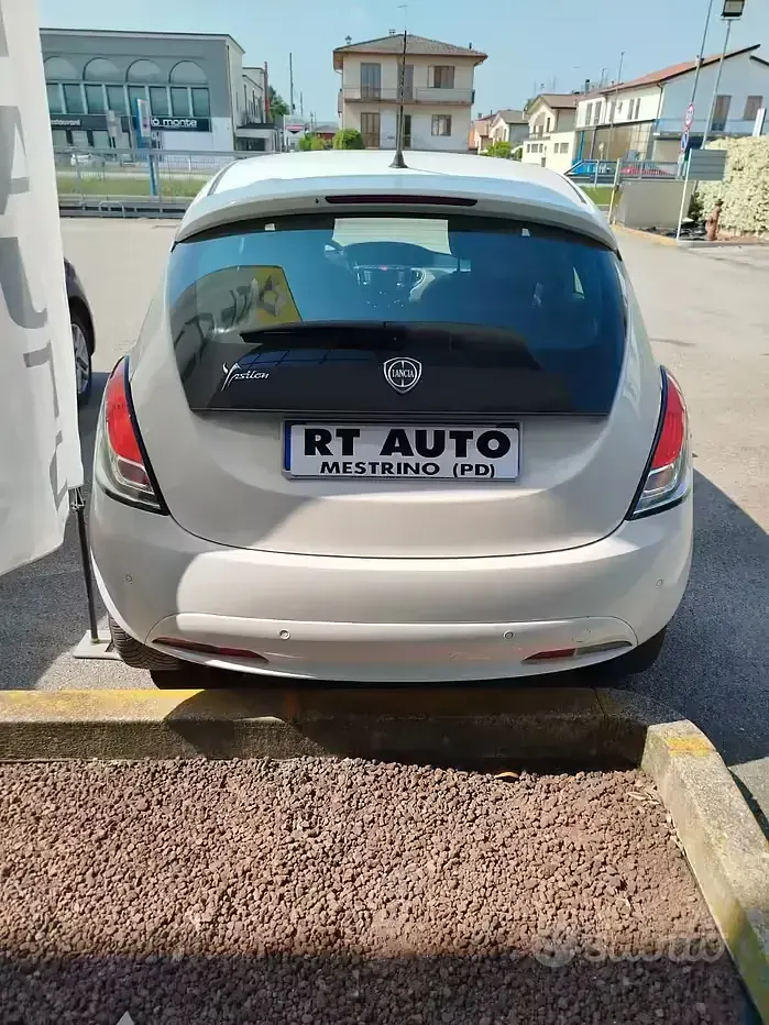 Usata Lancia Ypsilon Gold 69 CV (50 kW) 2018 Bianco Utilitaria