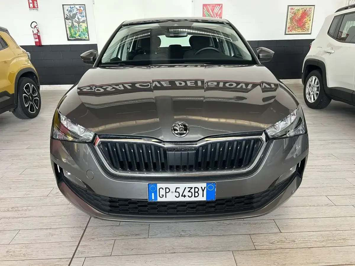 Usata Skoda Scala Ambition 95 CV (69 kW) 2023 Grigio graphite metallizzato Utilitaria