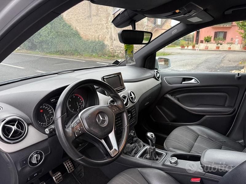 Usata Mercedes B180 Premium 108 CV (79 kW) 2012 Grigio Monovolume