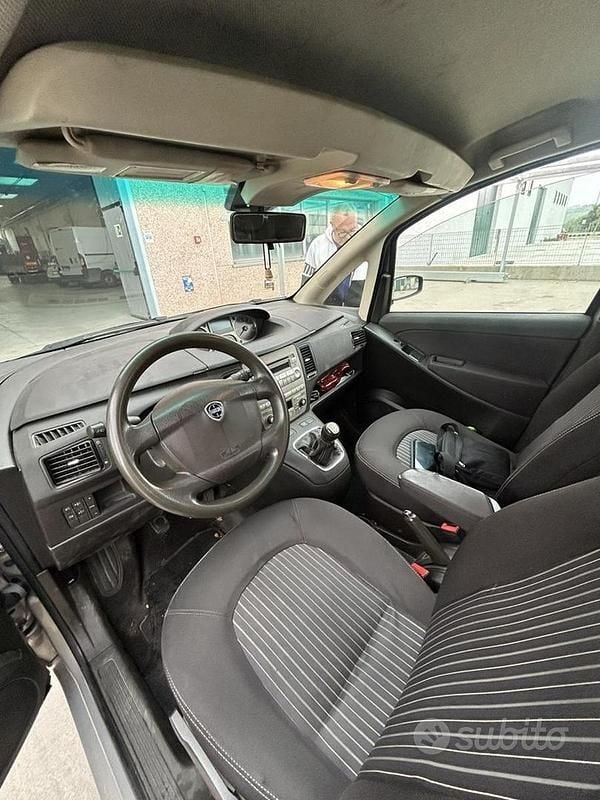 Usata Lancia Musa 90 CV (66 kW) 2008 Grigio Monovolume