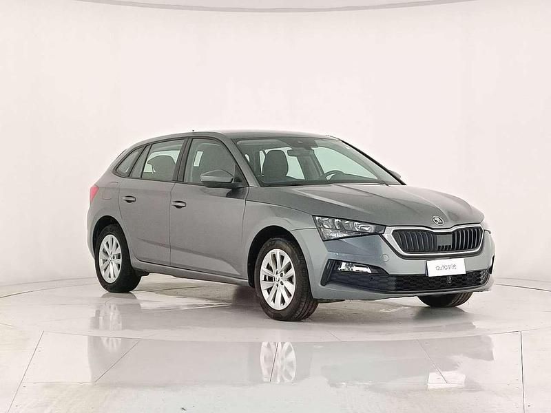 Usata Skoda Scala Ambition 95 CV (69 kW) 2023 Grigio scuro met Utilitaria