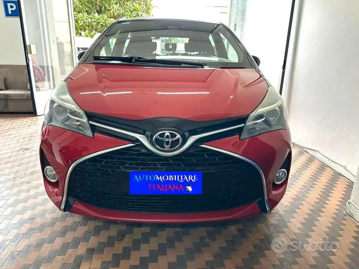 Usata Toyota Yaris Trend 69 CV (50 kW) 2016 Rosso Berlina