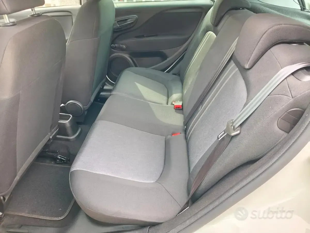 Usata Fiat Punto Young 69 CV (50 kW) 2014 Bianco Utilitaria