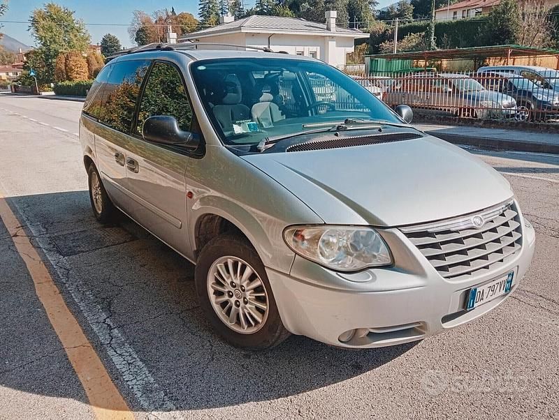Usata Chrysler Voyager 204 CV (150 kW) 2006 Grigio Monovolume