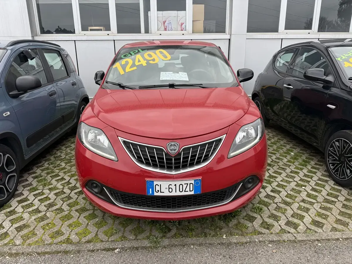 Usata Lancia Ypsilon Silver 69 CV (50 kW) 2022 Rosso Utilitaria