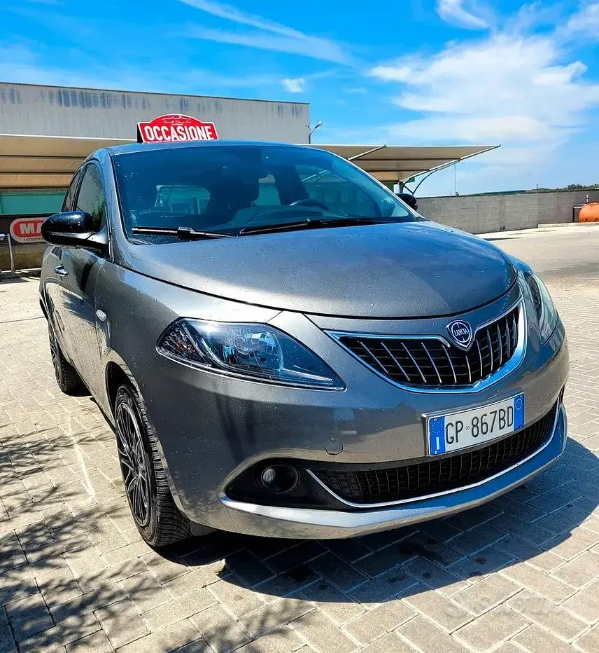 Usata Lancia Ypsilon Gold 69 CV (50 kW) 2023 Grigio Utilitaria