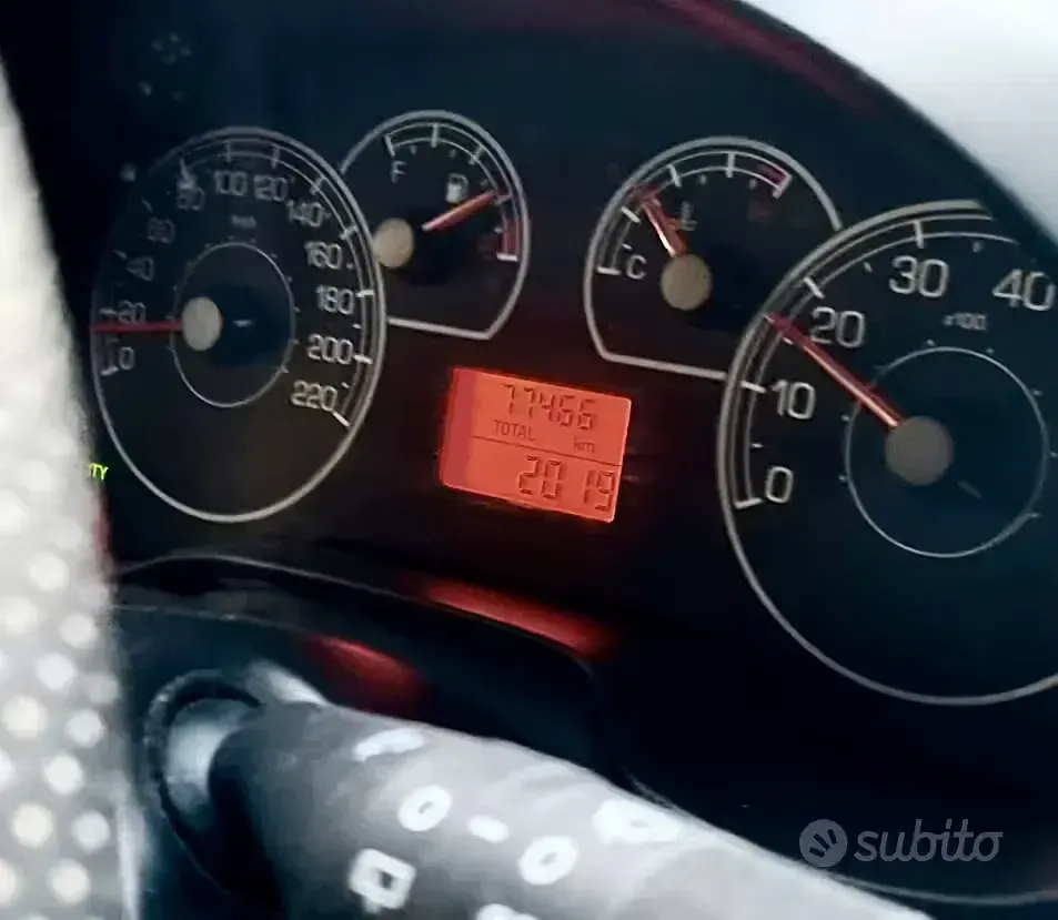 Usata Fiat Grande Punto 75 CV (55 kW) 2012 Grigio Utilitaria