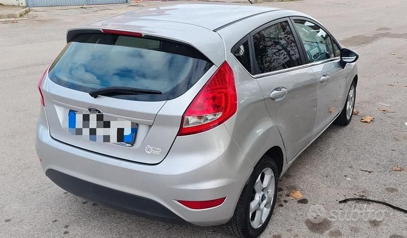 Usata Ford Fiesta 70 CV (51 kW) 2013 Grigio Utilitaria