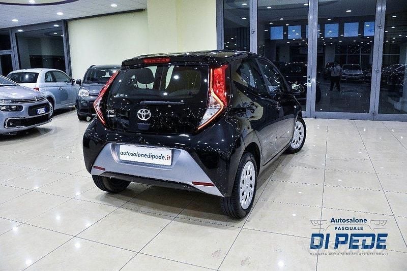 Usata Toyota Aygo Cool 72 CV (52 kW) 2021 Nero Utilitaria
