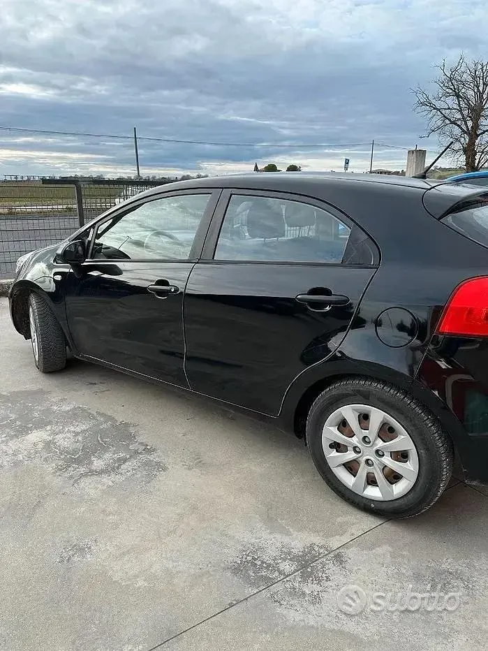Usata Kia Rio 75 CV (55 kW) 2012 Nero Berlina