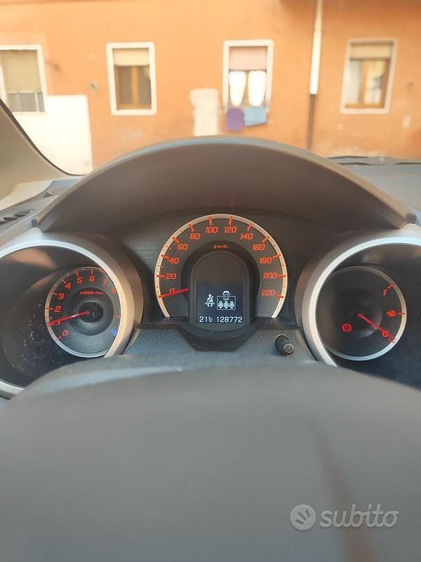 Rosso Usata 2009 Honda Jazz Due volumi | 2800 € (Buon prezzo) - Immagine 1/4