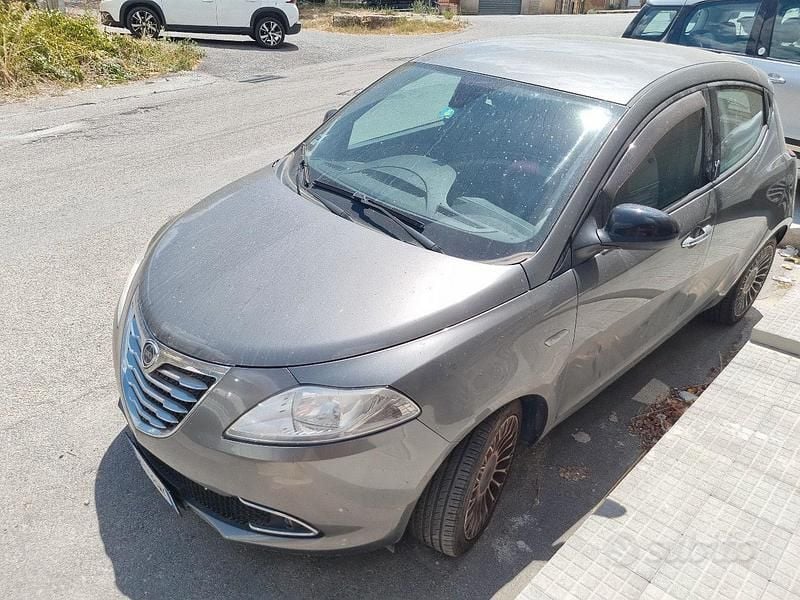 Usata Lancia Ypsilon 90 CV (66 kW) 2012 Utilitaria