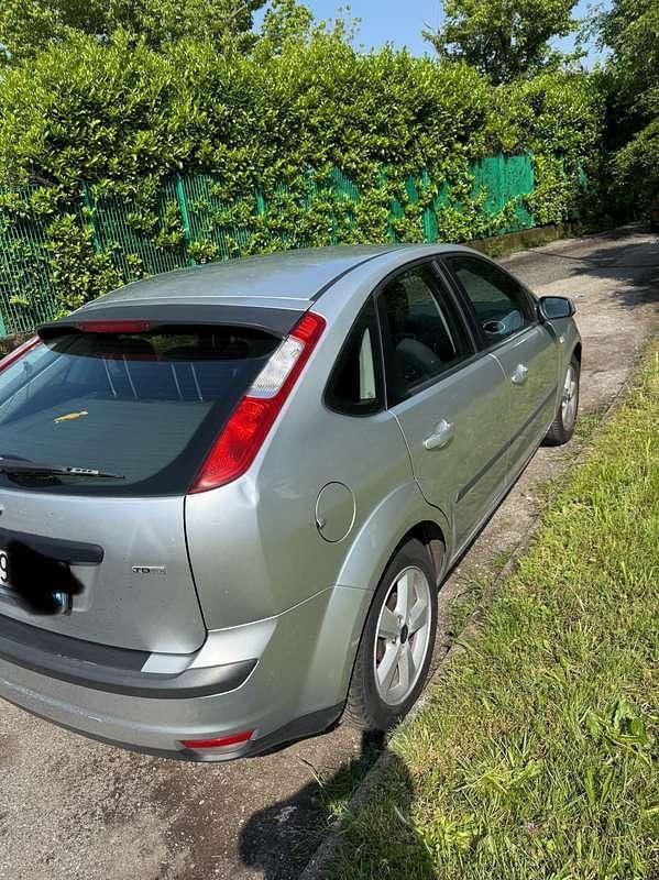 Begagnad Ford Focus 110 HK (80 kW) 2005 Grå Sedan