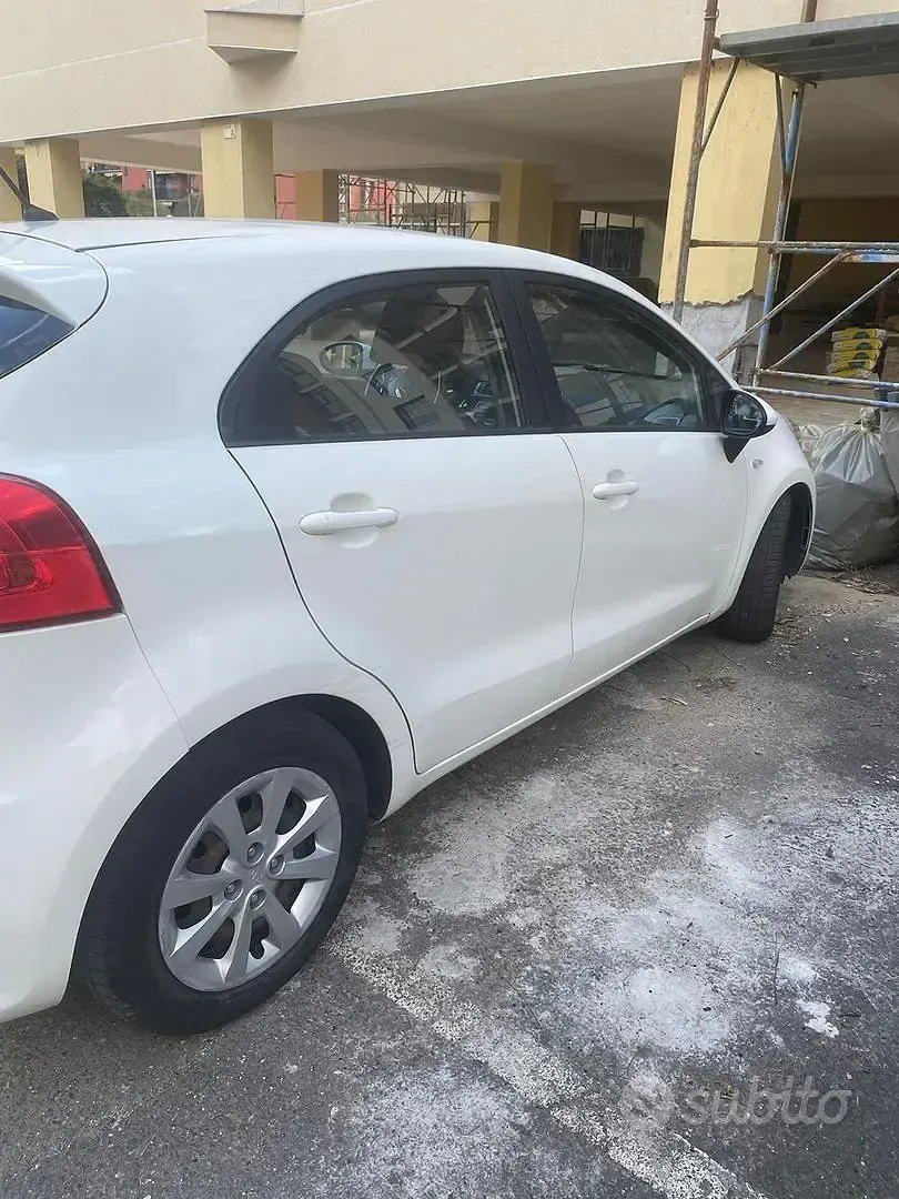 Usata Kia Rio 85 CV (62 kW) 2015 Bianco Berlina
