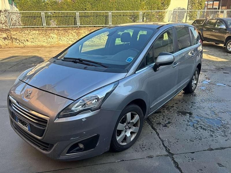 Grigio Usata 2016 Peugeot 5008 Monovolume | 6000 € (Ottimo prezzo) - Immagine 1/4