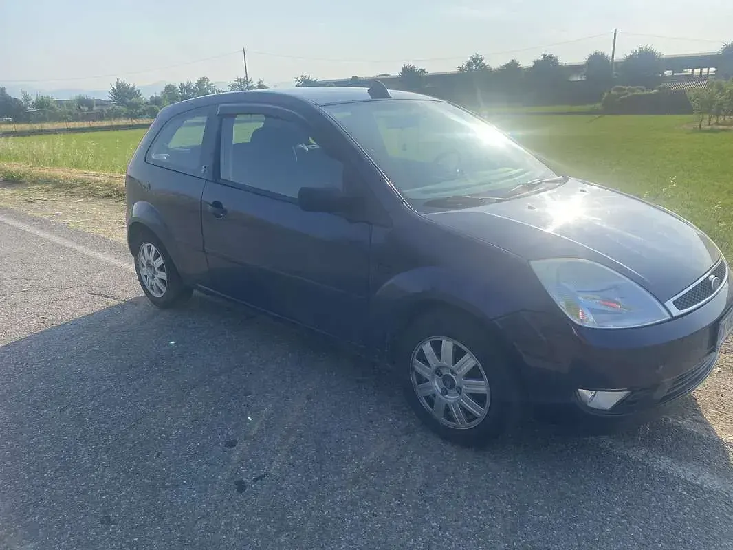 Begagnad Ford Fiesta Ghia 79 HK (58 kW) 2004 Halvkombi