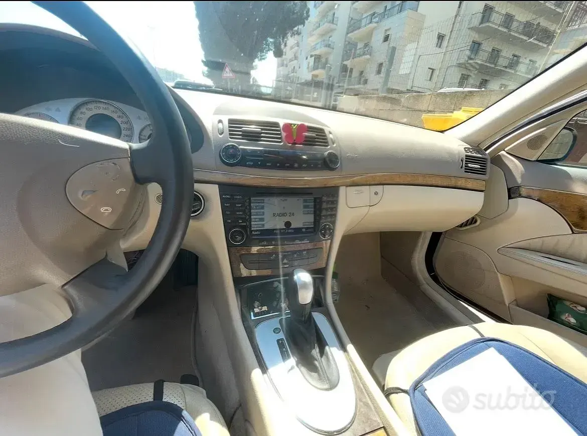 Usata Mercedes E320 224 CV (164 kW) 2006 Blu Berlina