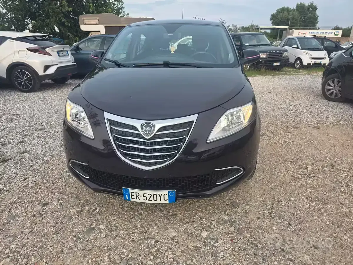 Usata Lancia Ypsilon Platinum 69 CV (50 kW) 2013 Viola Utilitaria