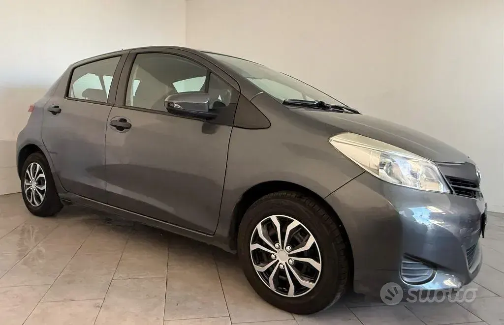 Usata Toyota Yaris Lounge 69 CV (50 kW) 2012 Grigio Utilitaria