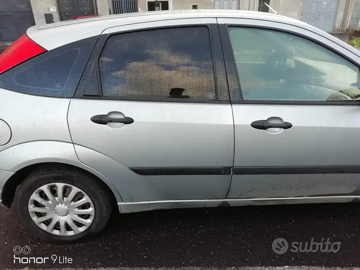 Usata Ford Focus 100 CV (73 kW) 2005 Grigio Berlina