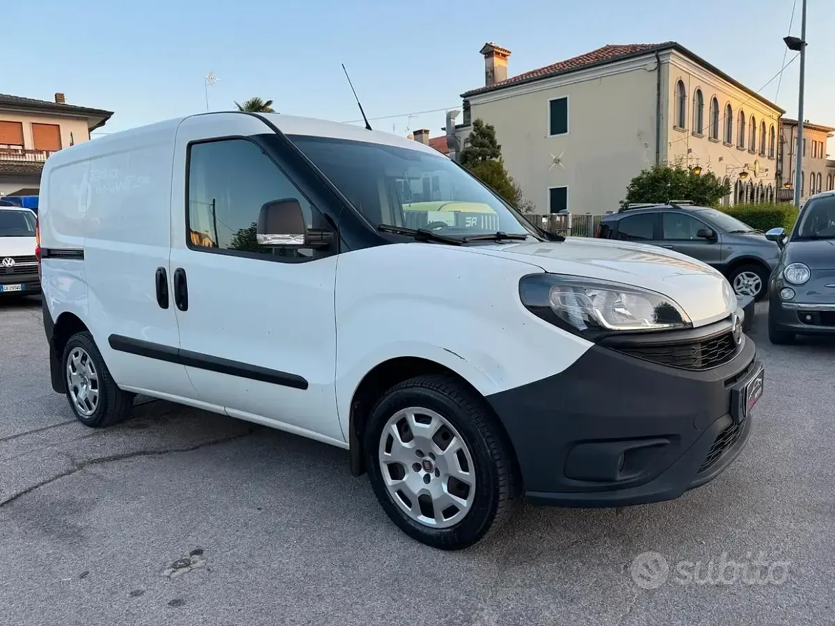 Usado Fiat Doblò Easy 120 HP (88 kW) 2021 Branco Monovolume