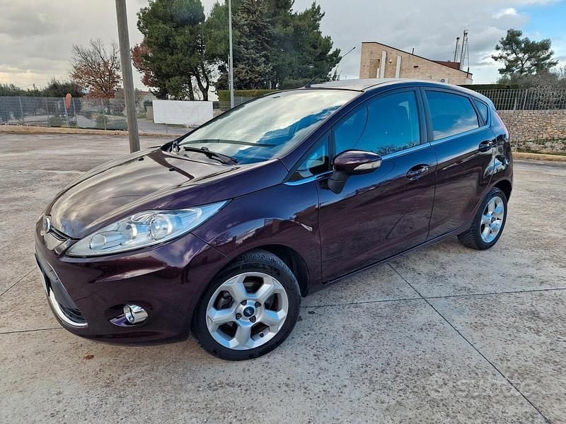 Usata Ford Fiesta Titanium 92 CV (67 kW) 2010 Marrone Utilitaria