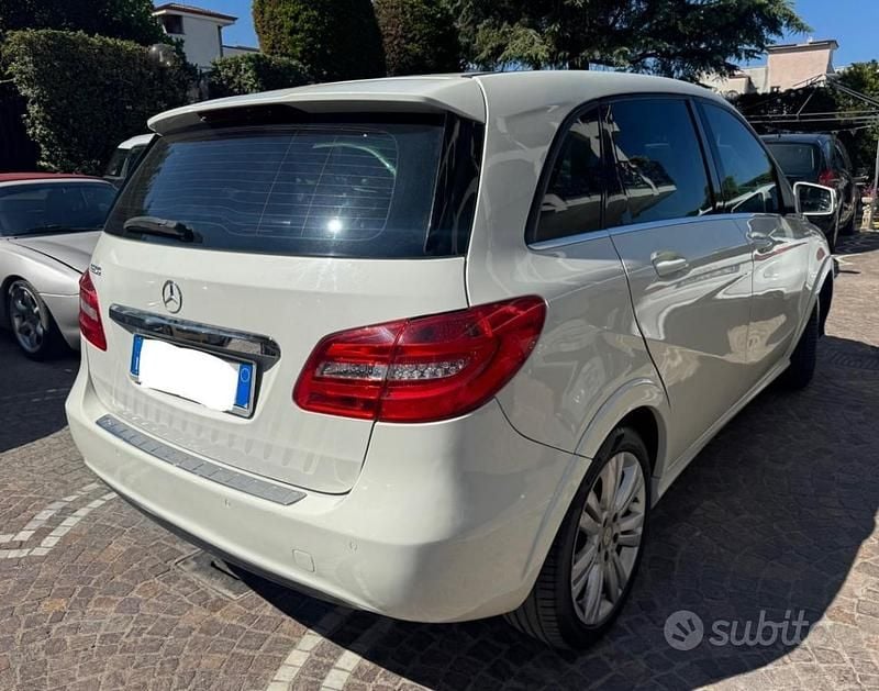 Käytetty Mercedes B200 Premium 156 HP (114 kW) 2014 Valkoinen Tila-auto
