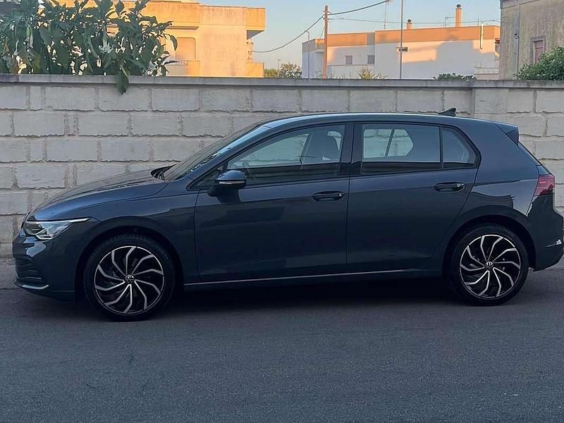 Usata VW Golf VIII Life 116 CV (85 kW) 2022 Grigio Berlina