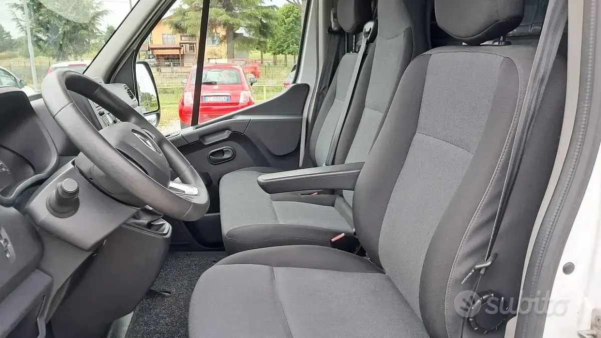 Usata Renault Master 150 CV (110 kW) 2023 Blu Monovolume