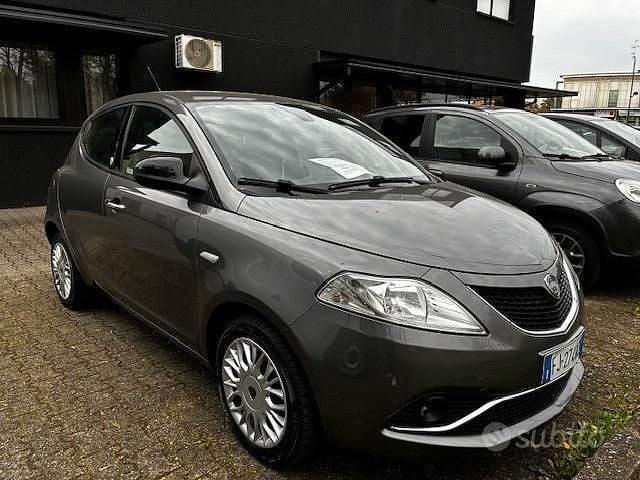 Usata Lancia Ypsilon Gold 69 CV (50 kW) 2017 Grigio Utilitaria