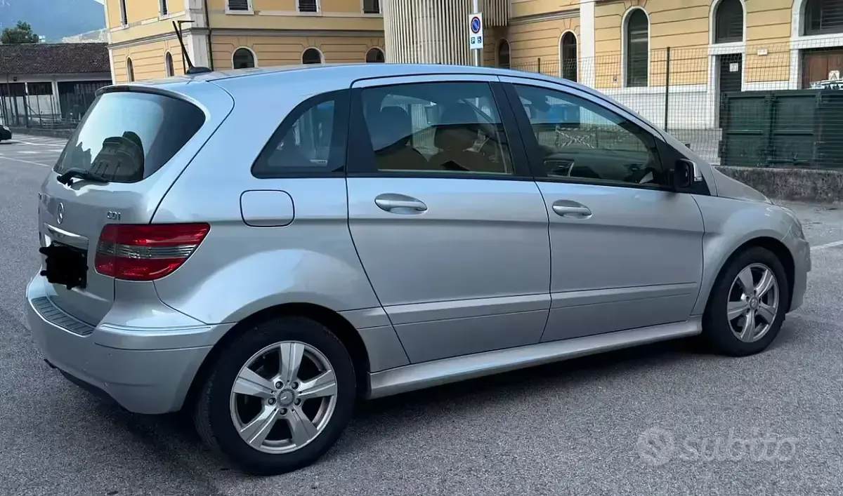 Usata Mercedes B180 116 CV (85 kW) 2009 Grigio Monovolume