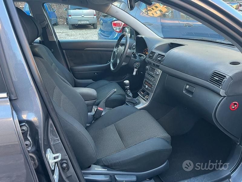 Usata Toyota Avensis 150 CV (110 kW) 2007 Grigio Berlina