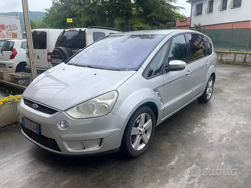 Begagnad Ford S-MAX Titanium 140 HK (102 kW) 2009 Grå Minibuss