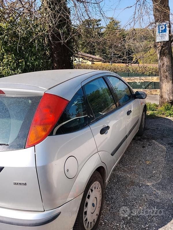 Usata Ford Focus 100 CV (73 kW) 2002 Grigio Berlina