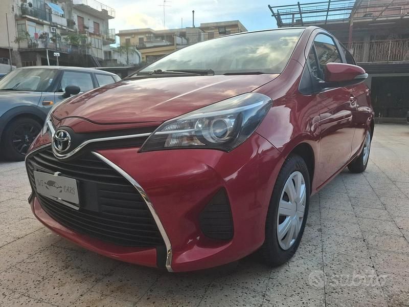 Usata Toyota Yaris Lounge 69 CV (50 kW) 2016 Rosso Berlina