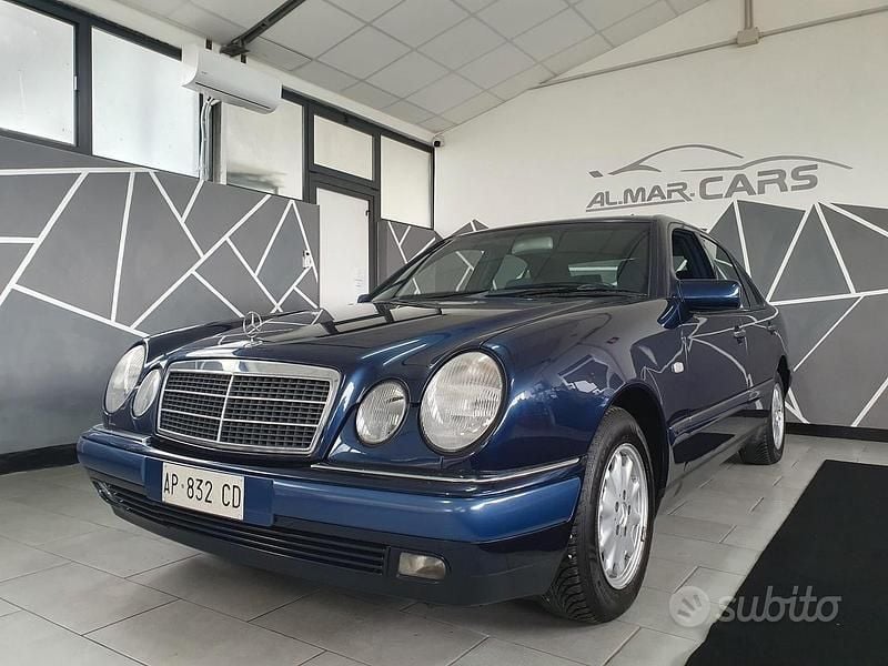Usata Mercedes E250 Elegance 113 CV (83 kW) 1997 Blu Berlina