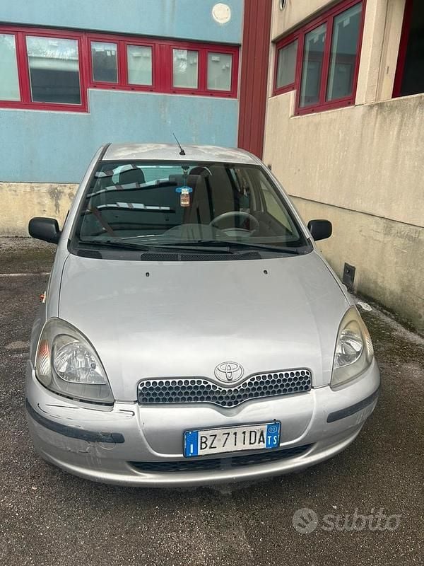 Grigio Usata 2002 Toyota Yaris Tre volumi | 1600 € - Immagine 1/4