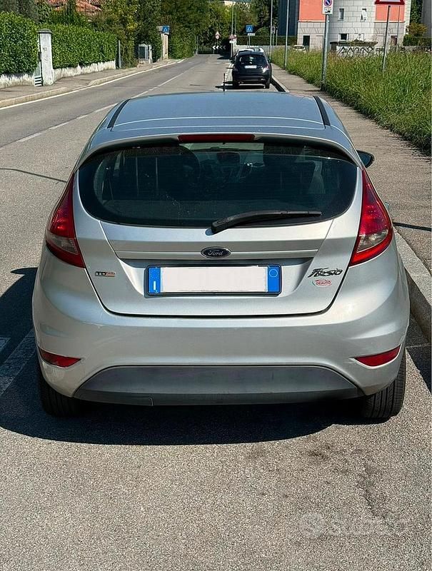 Usata Ford Fiesta Titanium 68 CV (50 kW) 2010 Grigio Utilitaria